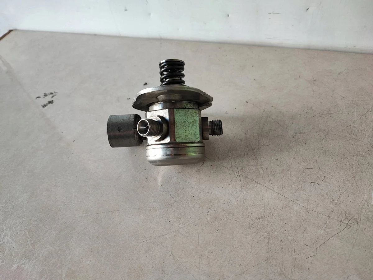 High-Pressure Fuel Pump BMW 6 F06 7599865