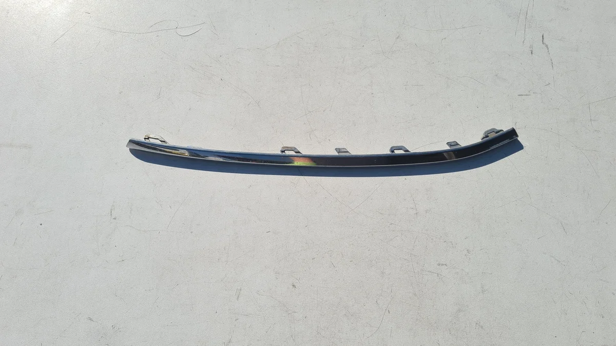 VW Golf VII 5G0853712F Kromilista puskuriin oikea etu