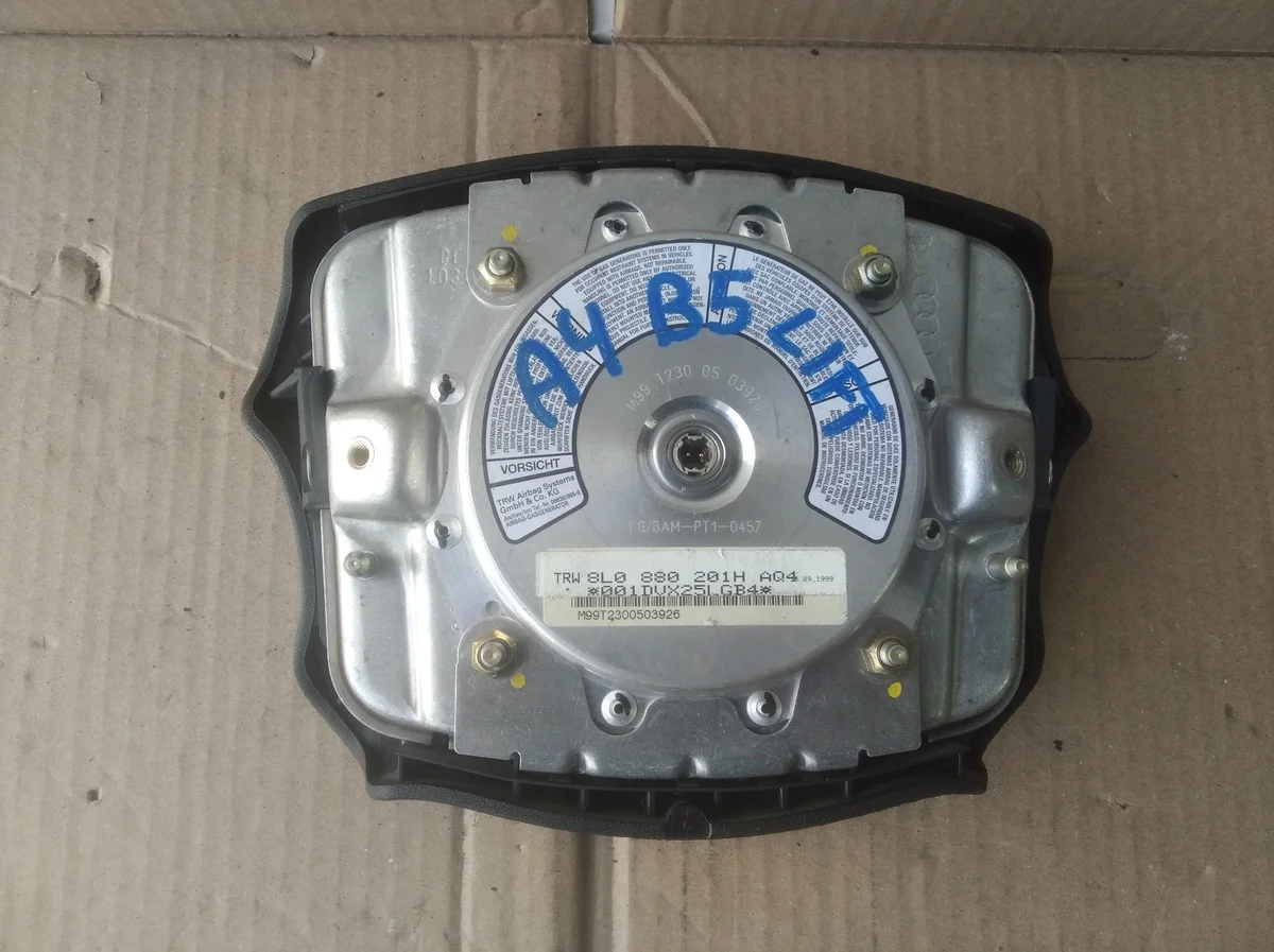 Airbag conducteur Audi A4 B5 A3 8L 8L0880201H image 3