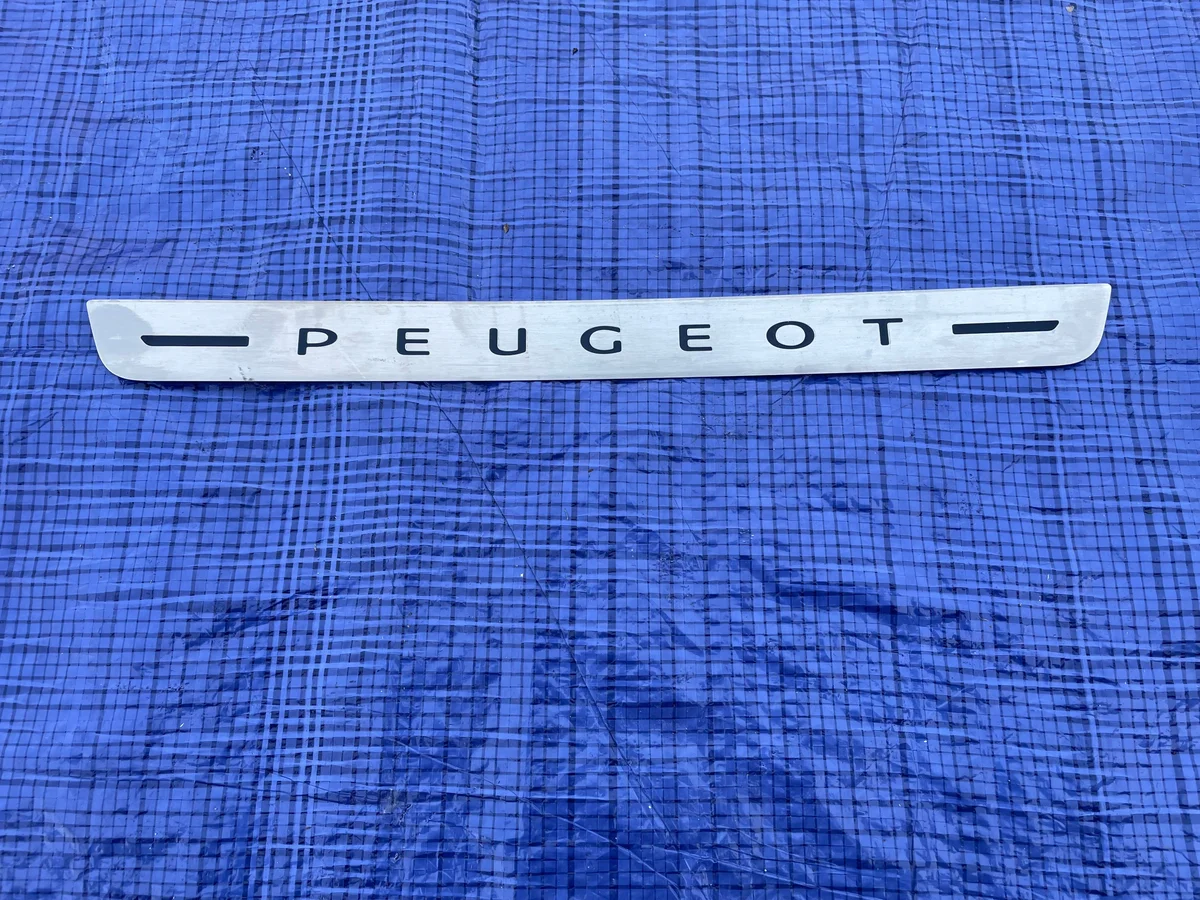 Peugeot 208 II koristelista helmaan 9828373080