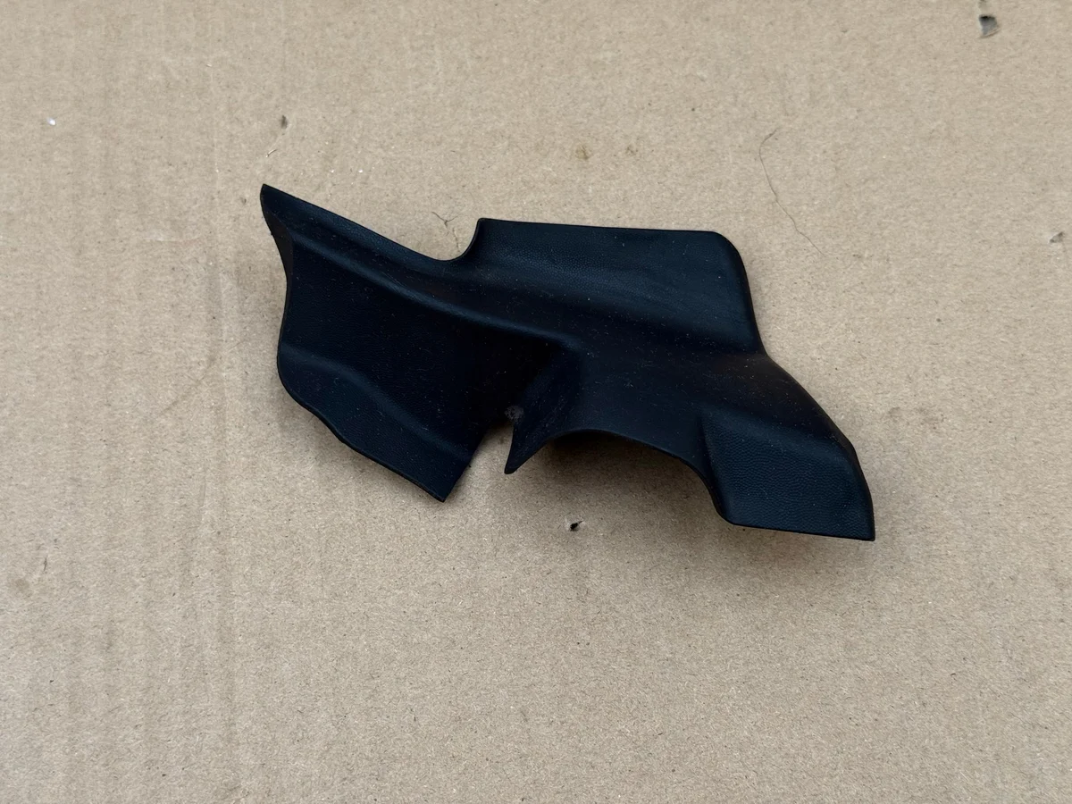 Citroen C3 II DS3 - Pielilasin päätykappale oikea 9671141377