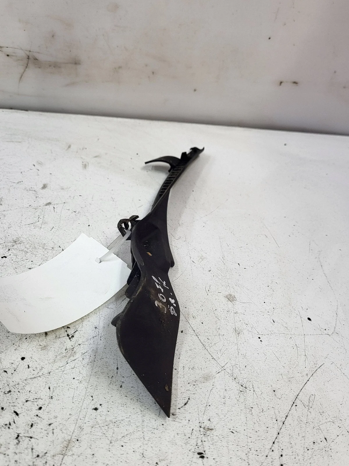 Nissan Juke F15 Front Windscreen Seal 668951KA0A