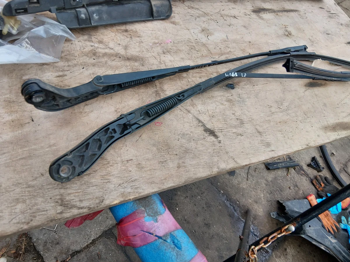 Mercedes Classe A W169 bras essuie-glace avant A1698200240