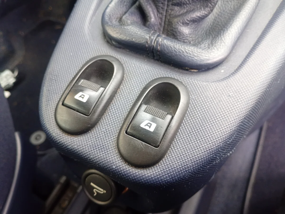 Peugeot 1007 lasinnostimen kytkin image 3