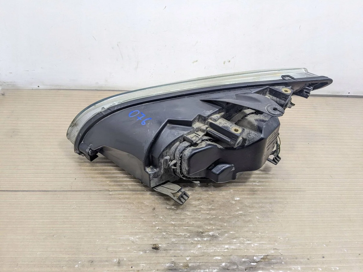 Ford Focus Faro delantero derecho 4M5113K060