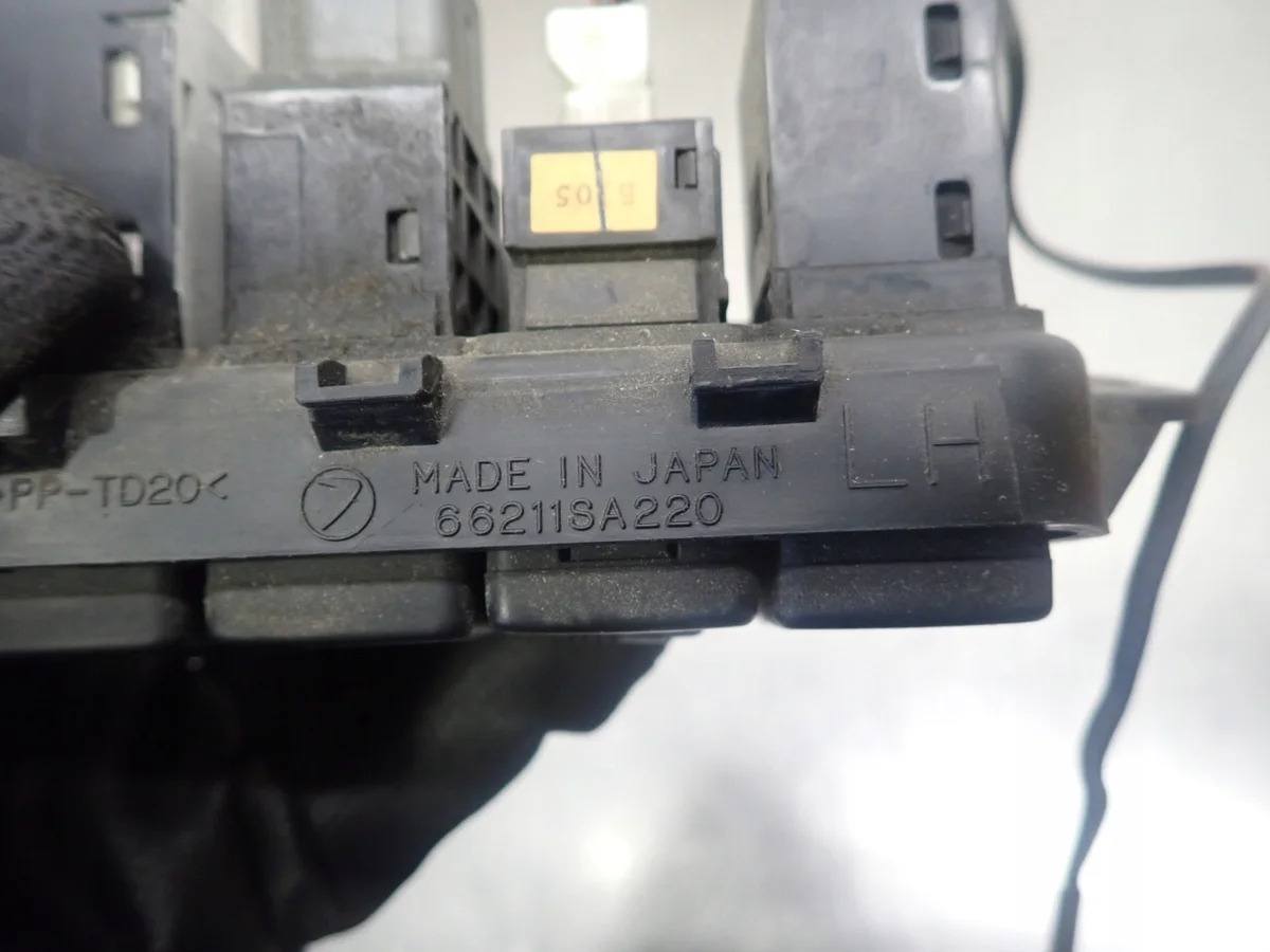 Panel de interruptores Subaru Forester 66211SA220 image 3