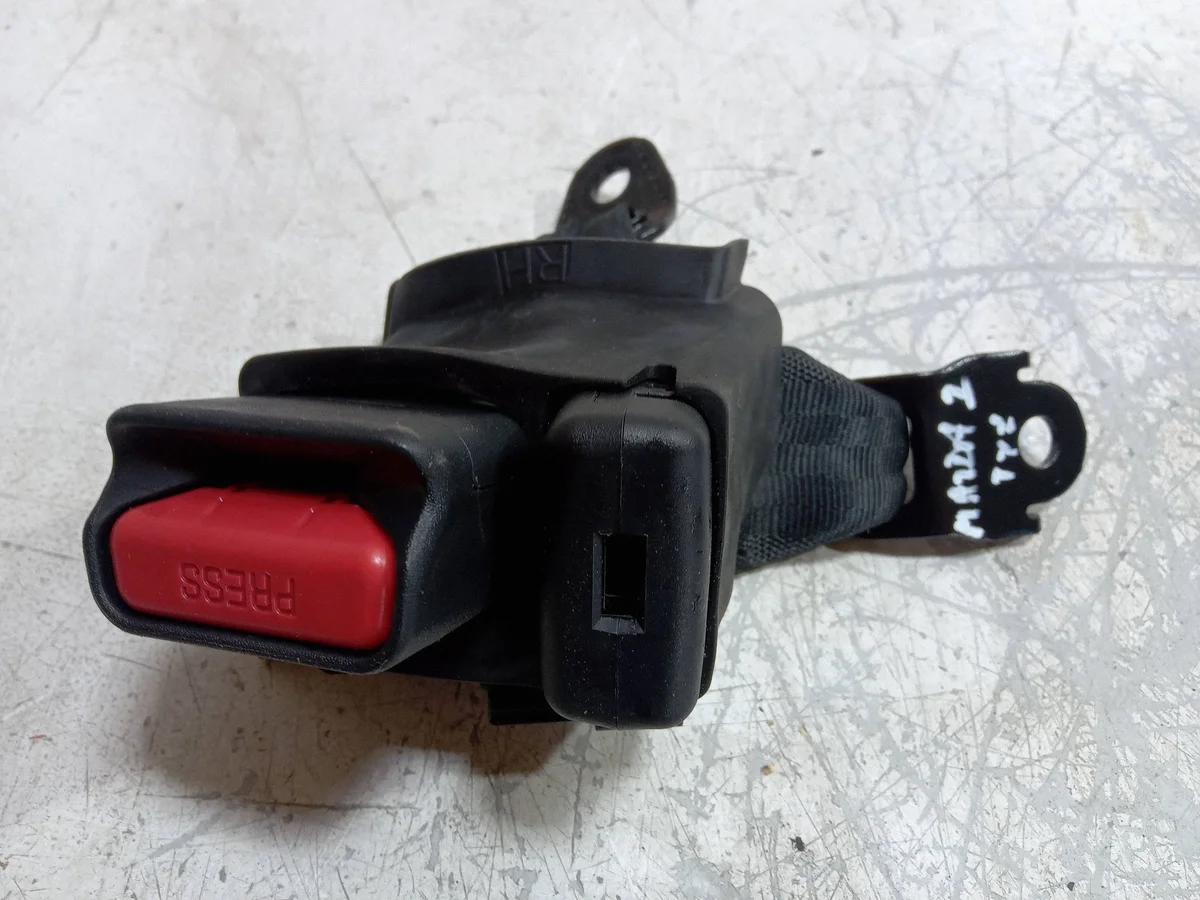 Mazda 2 XP21 boucle de ceinture arrière TOY13361