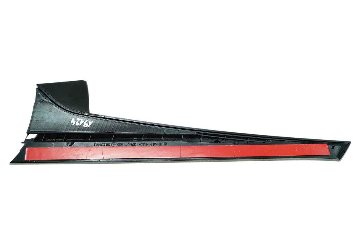 Baguette de hayon arrière droit VW Golf VIII 5H9827940B