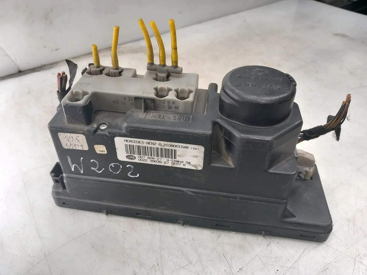 Mercedes-Benz W202 Pumpe Zentralverriegelung 2108001548 image 3