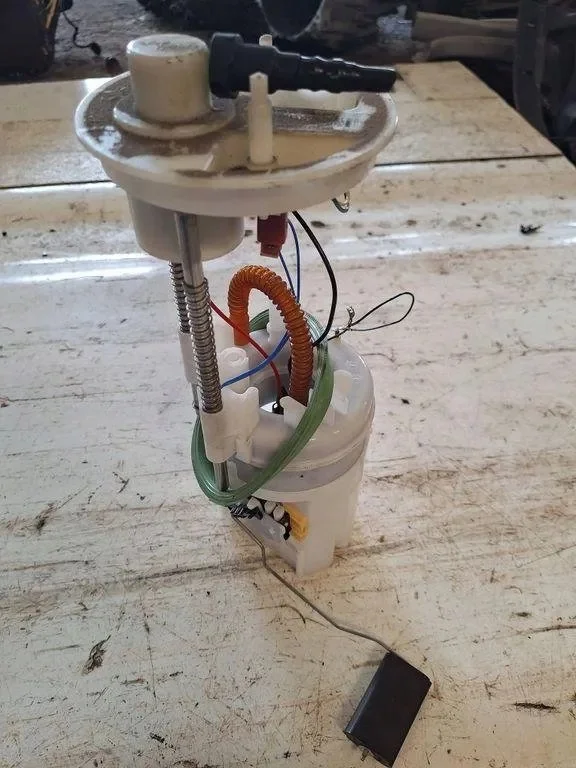 Polttoainepumppu BMW X5 E70 4.8B 7184497