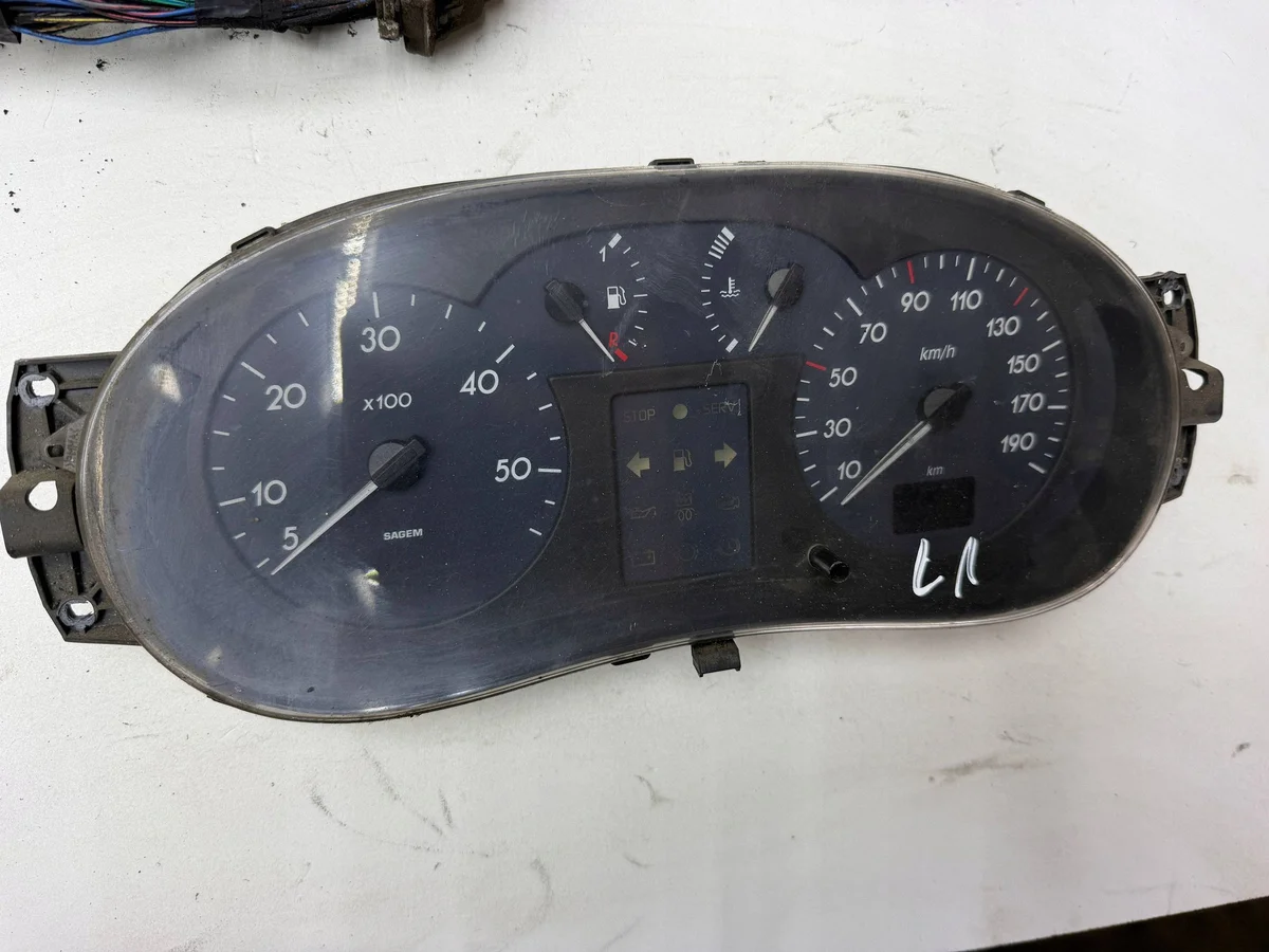 Cuadro de instrumentos Renault Trafic P8200140413