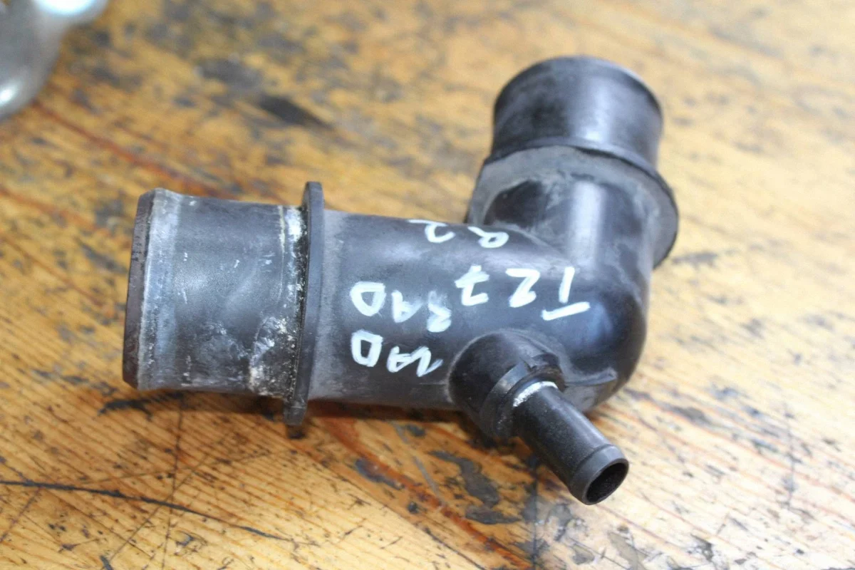 Toyota Avensis T27 Kühlwasserleitung BGK3647