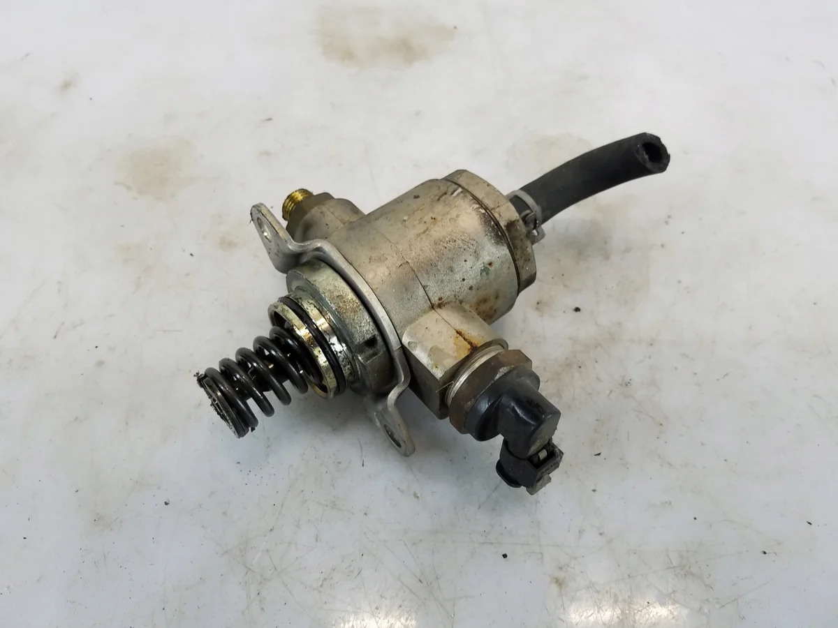 Pompe à carburant Audi A5 2.0 TFSI 06J127025E