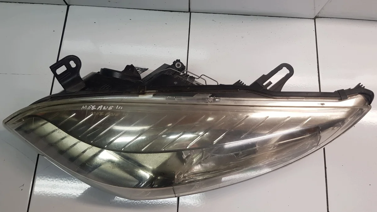 Faro delantero izquierdo Renault Megane III 260600018R