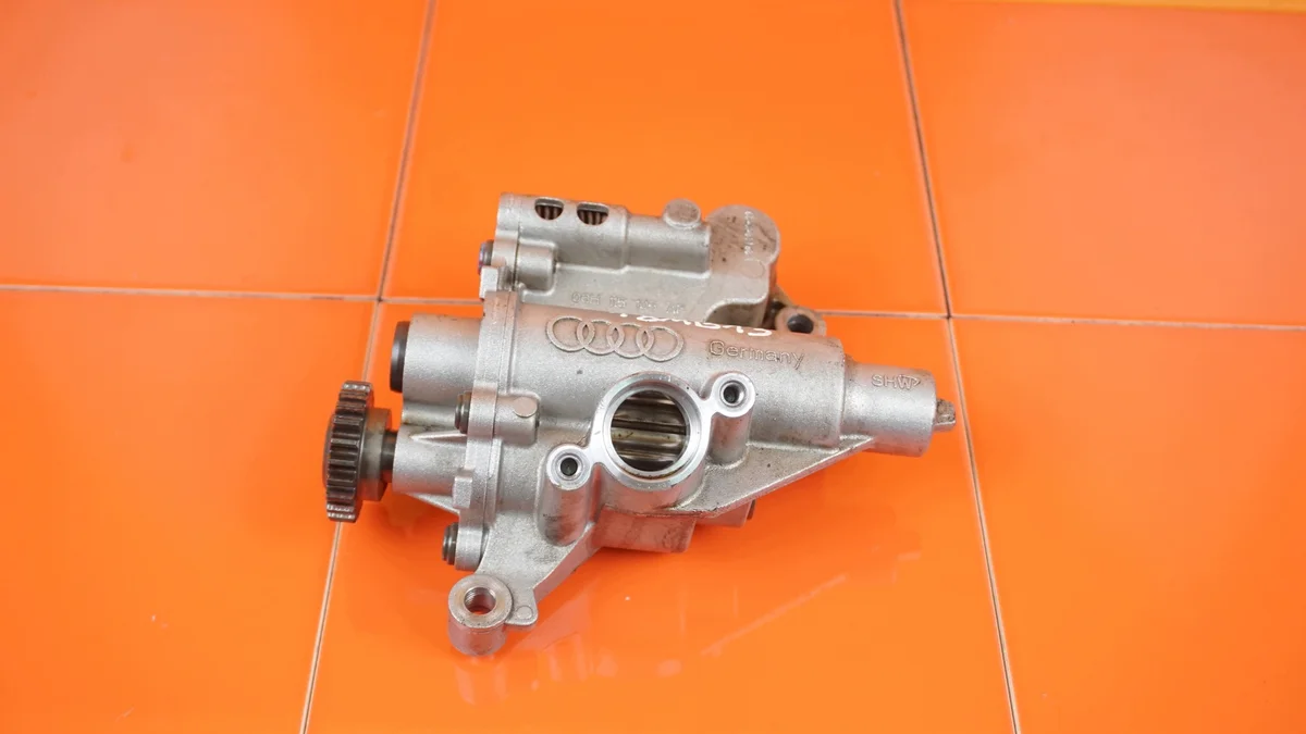 Audi A4 A5 Exeo öljypumppu 06H115105AF