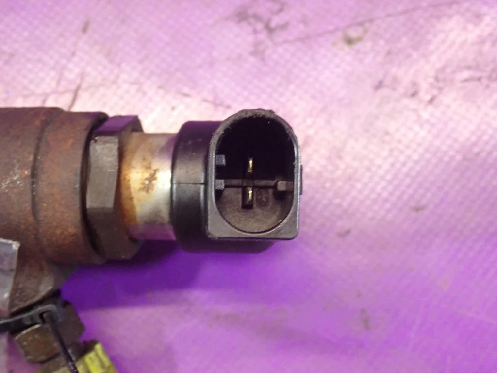 Injecteur Peugeot 607 5U3Q-9K546-AA