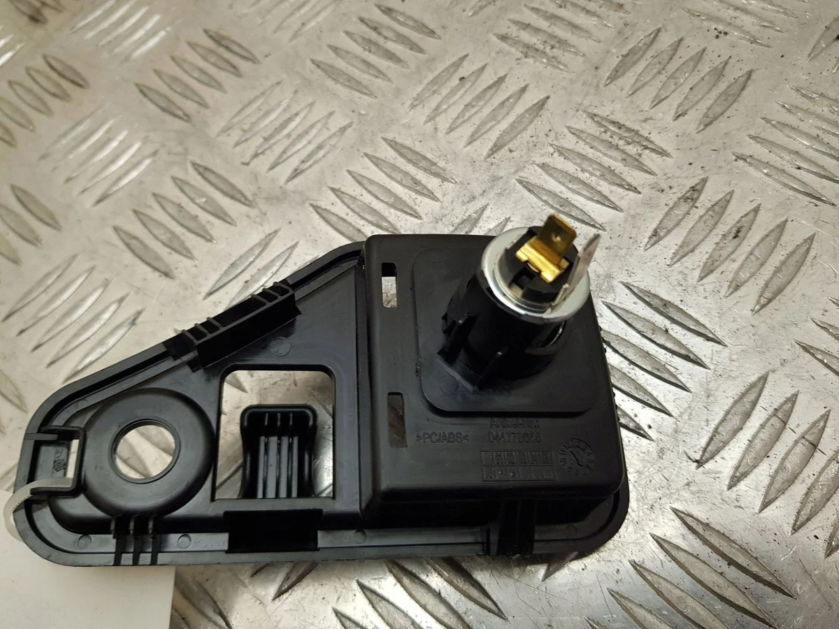 Prise 12V arrière BMW Série 3 F30 044778655