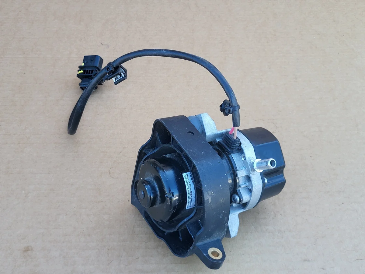 Pompe à vide Mercedes 204.496.08