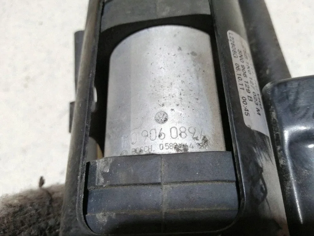 Volkswagen Pumpe 1K0127023M image 4