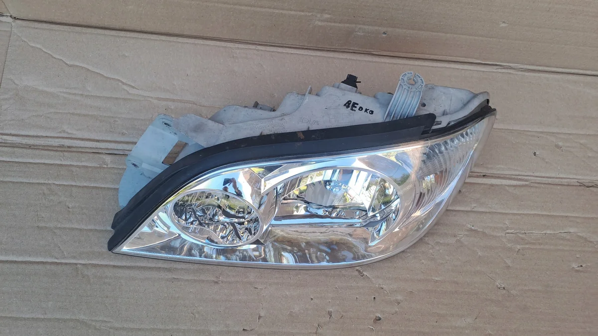 Front Left Headlight Kia Carnival 2001-2006 image 3