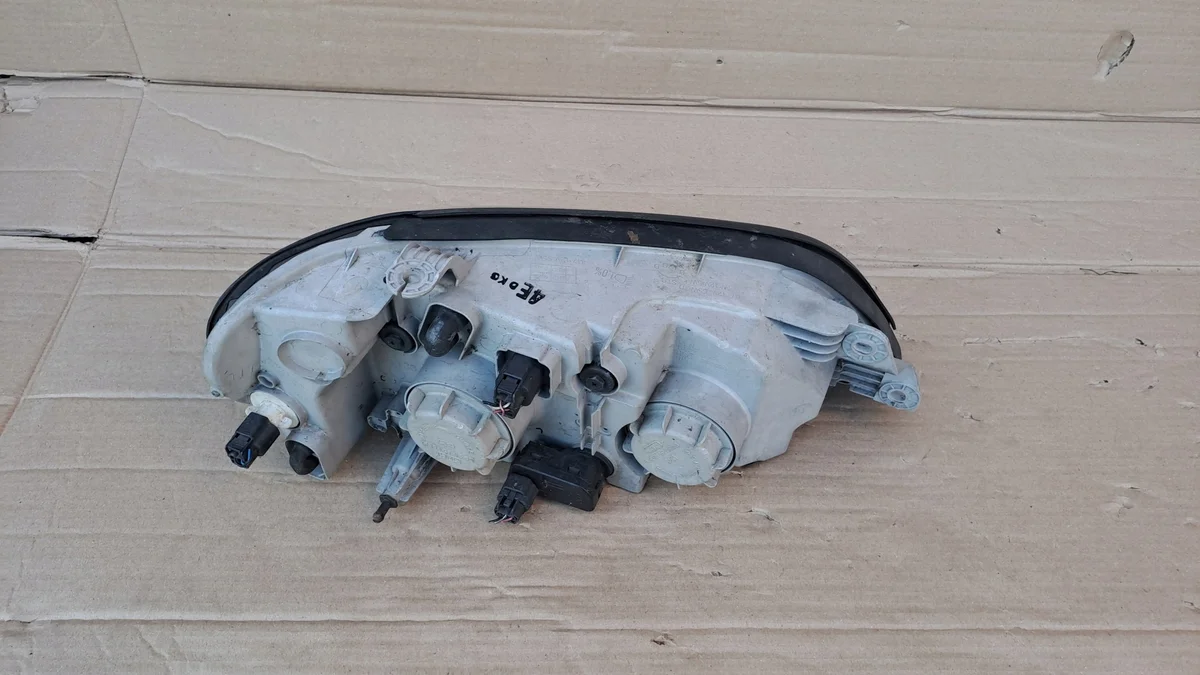 Front Left Headlight Kia Carnival 2001-2006 image 4
