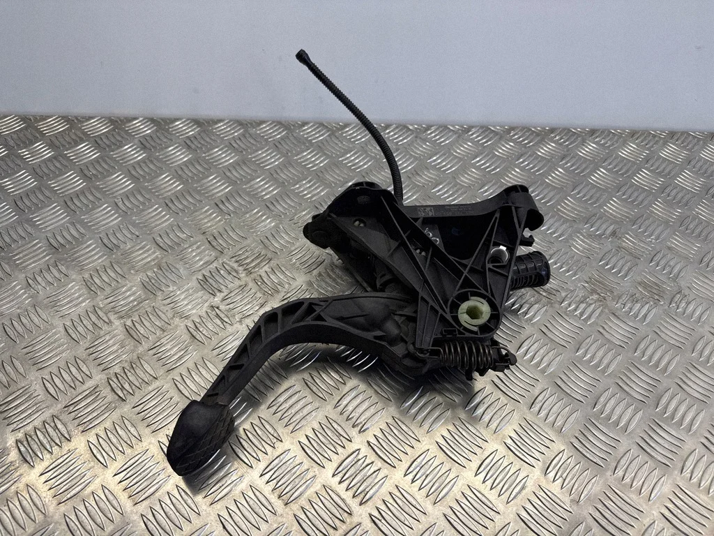 Pédale d'embrayage VW Passat B8 2.0 TDI 5Q1721059GA