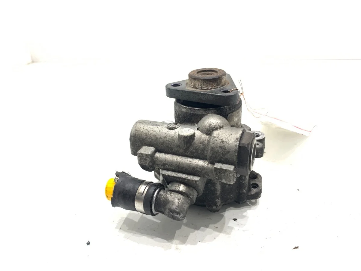 Ohjaustehostimen pumppu VW Passat B5 8D0145156F