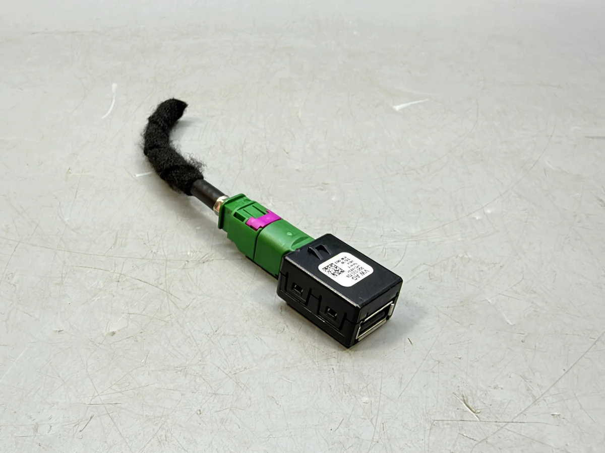 Tomada USB + Ficha Audi VW 5Q0035726