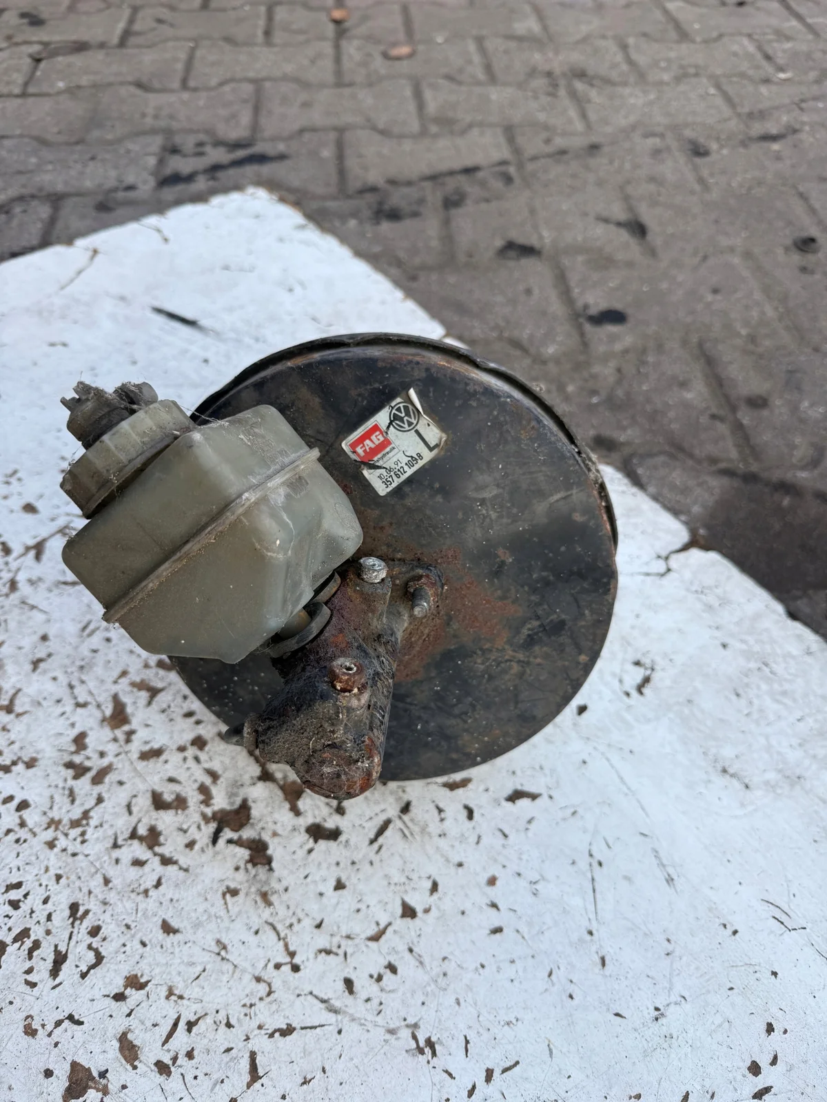 VW Golf II Bremskraftverstärker 357612105E