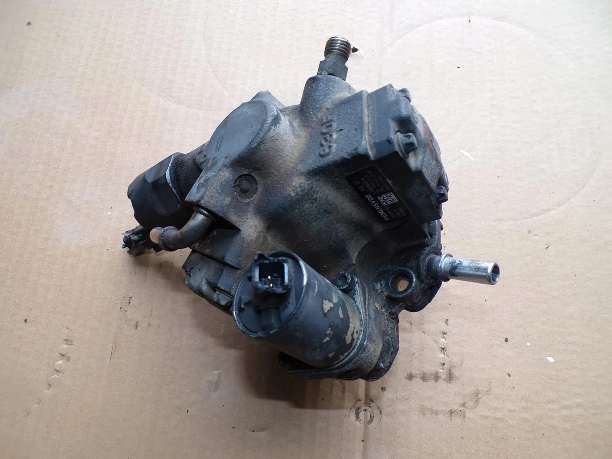 Polttoainepumppu Ford C-MAX MK1 2.0 TDCI 9653023580