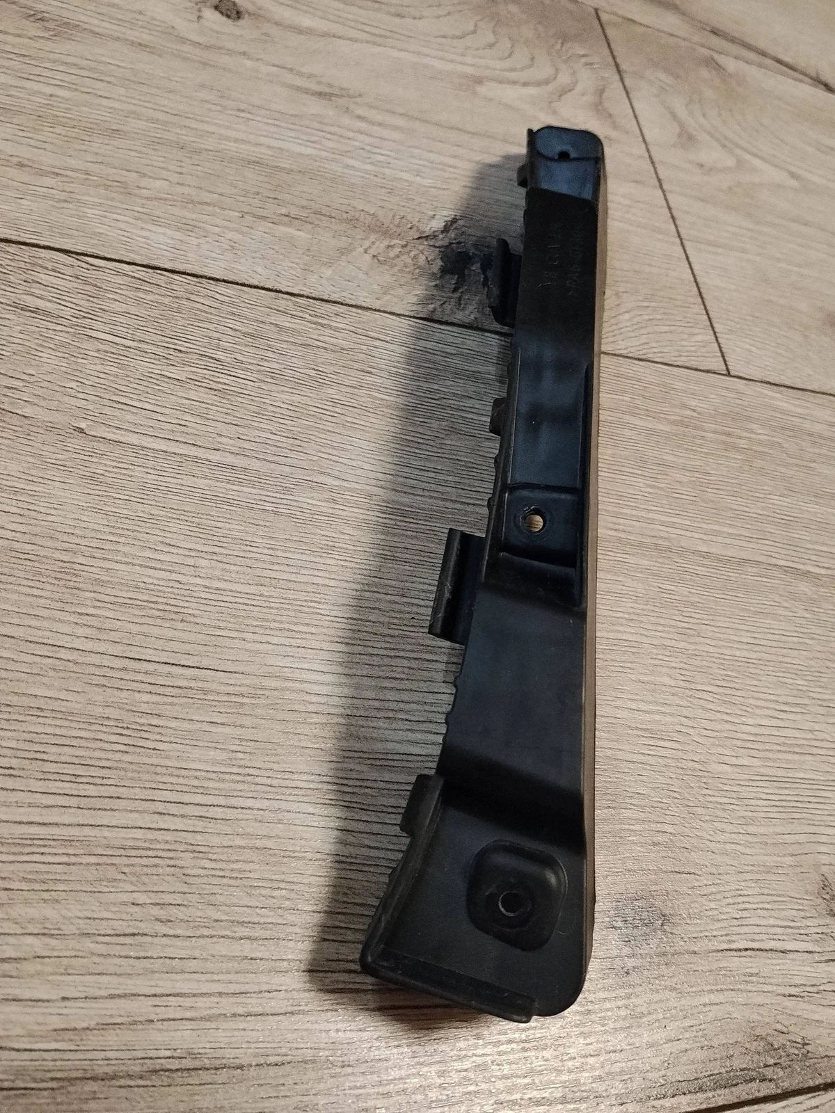 Kia Stonic PA6GF30 - etulokasuojan kiinnike vasen image 3