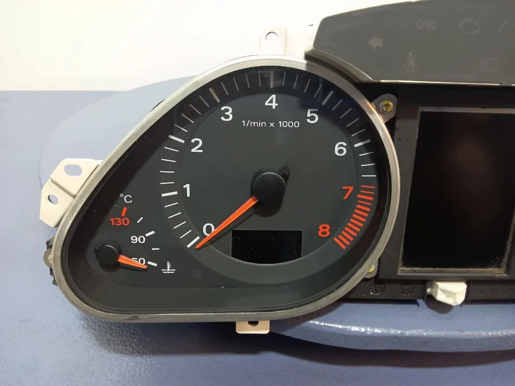 Audi A6 C6 2.8 FSI mittaristo 4F0920931T