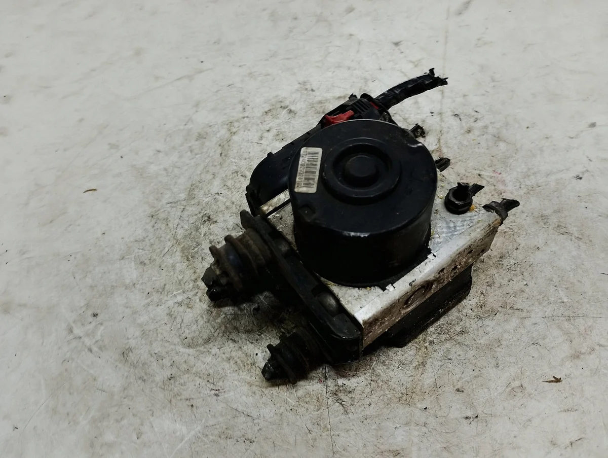 ABS pomp VW Golf V 1K0614117S image 3