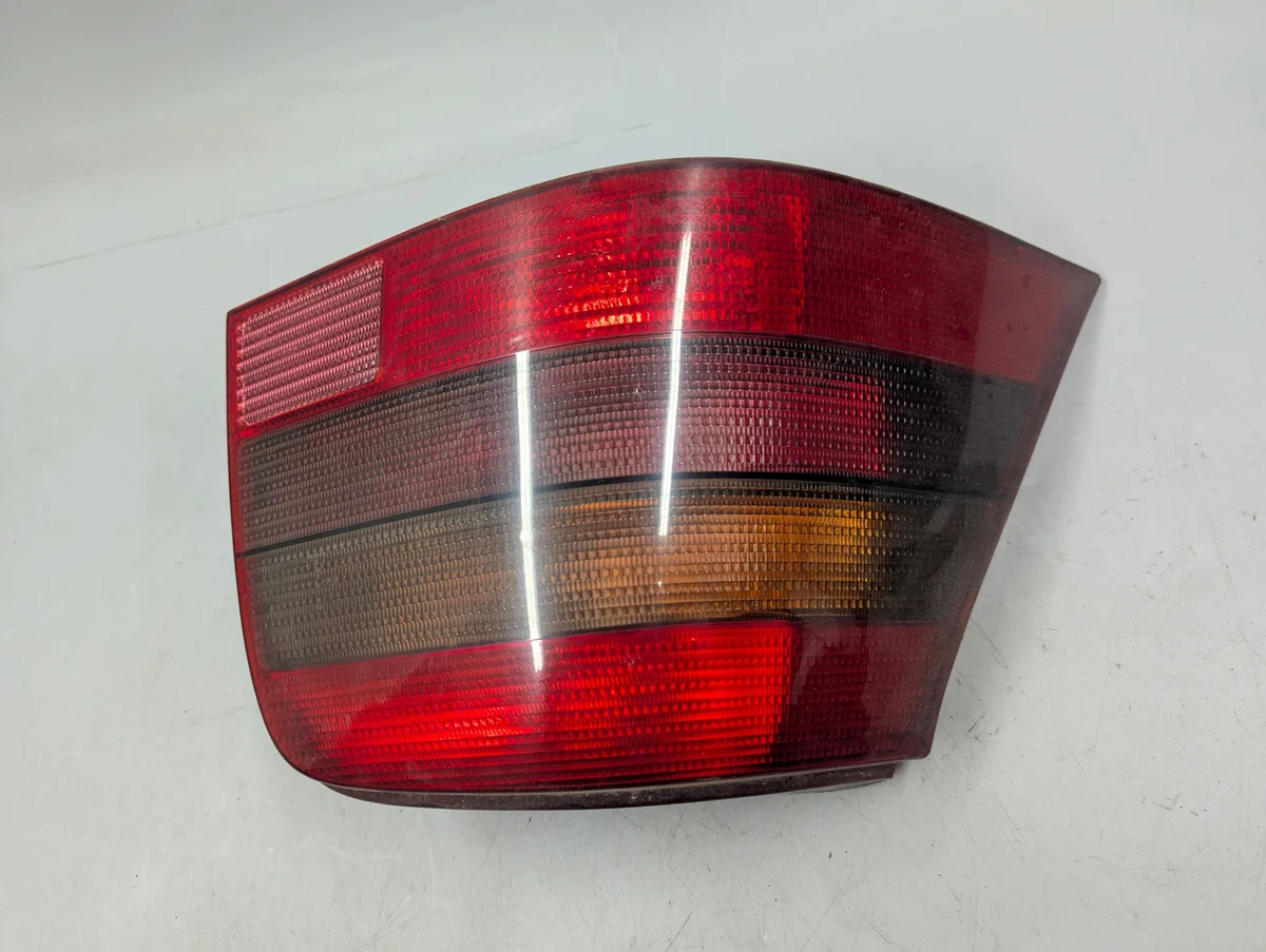 VW Golf IV Baklykta Vänster Hella 1J6945257