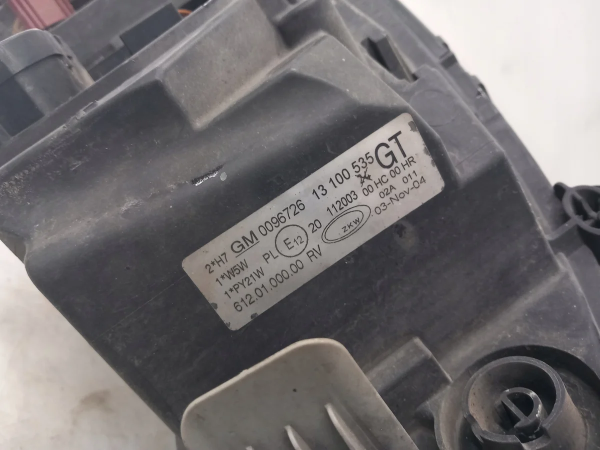 Faro delantero izquierdo Opel Corsa C 0096726