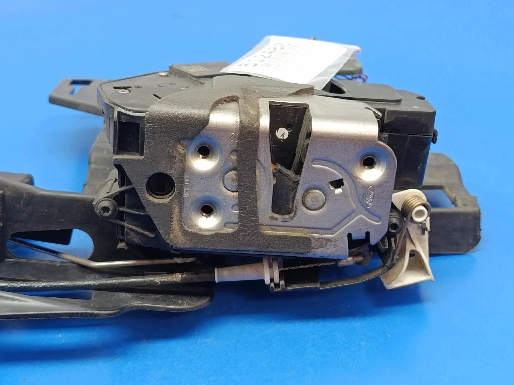 Ovien lukitusmekanismi Ford Fiesta MK7 8A6A-A21813-AD