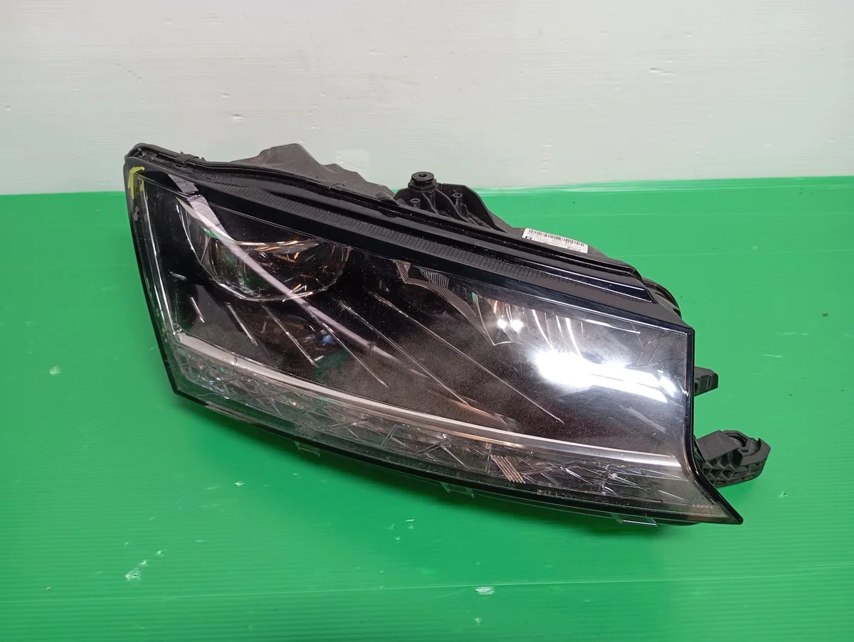 Phare avant droit Skoda Fabia II 6V1941016F