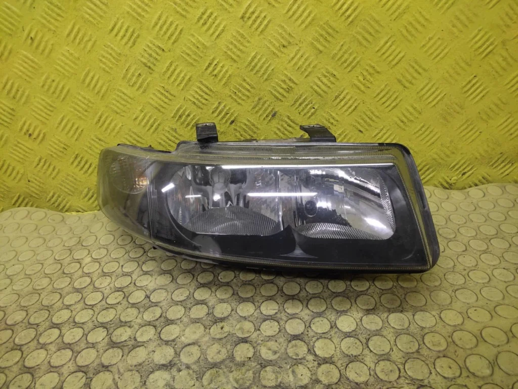 Phare Droit SEAT LEON 1M1941002D