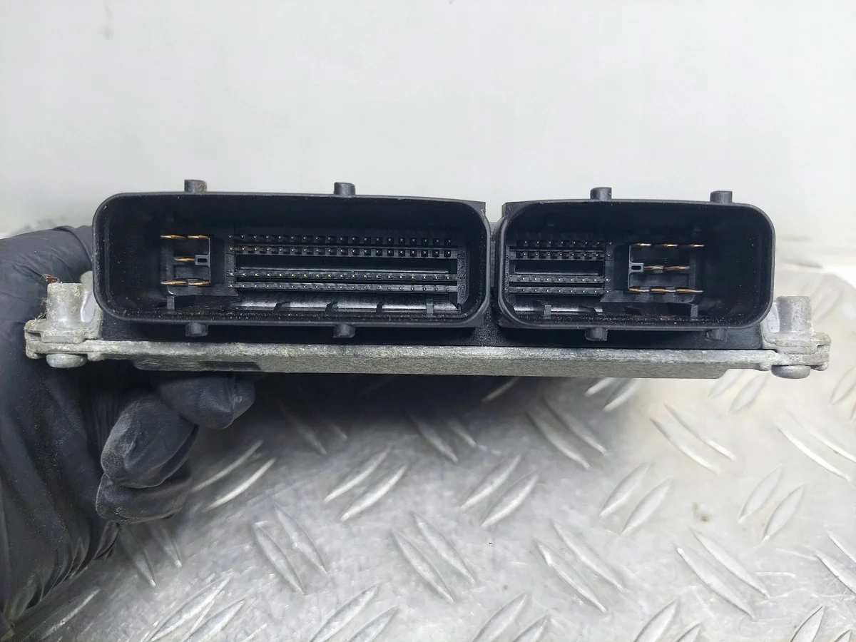 Engine Control Unit VW Polo 1.2 03D906033F image 3