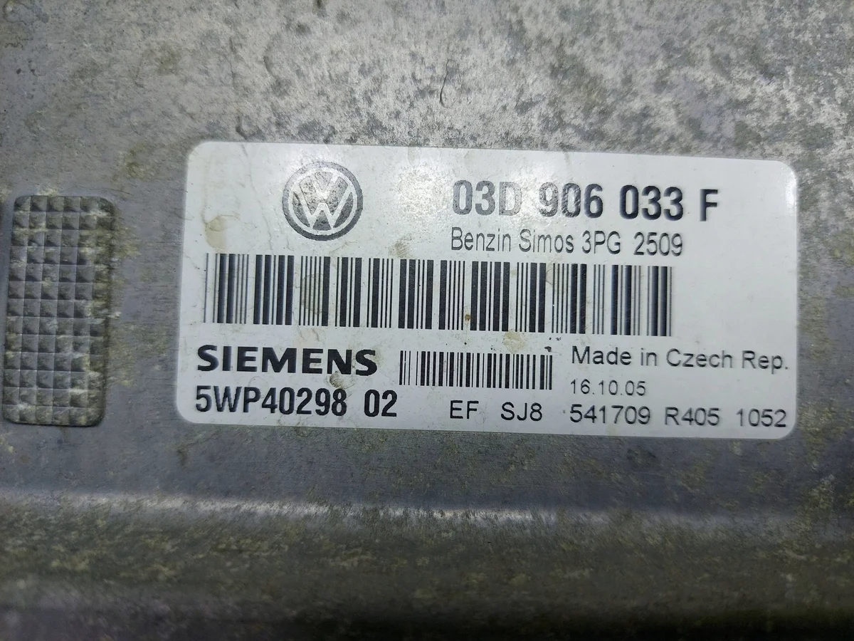 Engine Control Unit VW Polo 1.2 03D906033F image 4