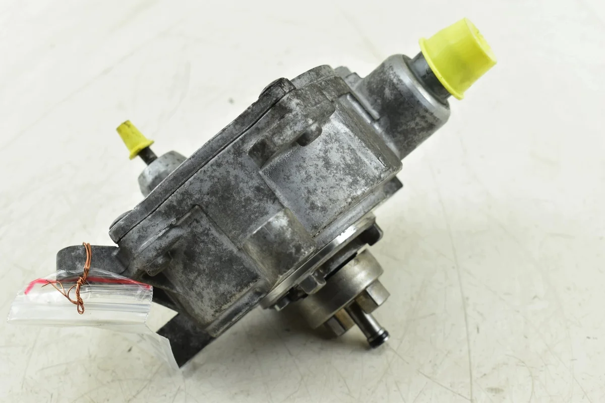 Alipainepumppu Volvo 30677904