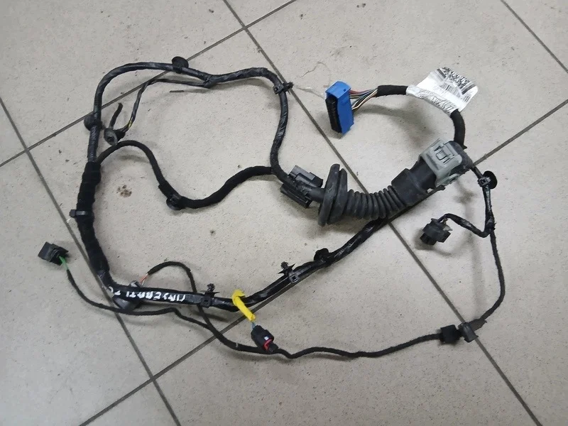 Maserati Quatroporte VI Chicote Porta Esquerda Dianteira OEM 06700075060