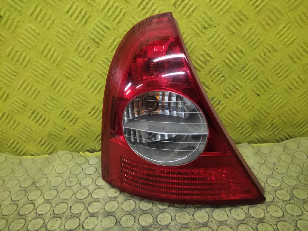 Feu arrière gauche Renault Clio II 8200071413