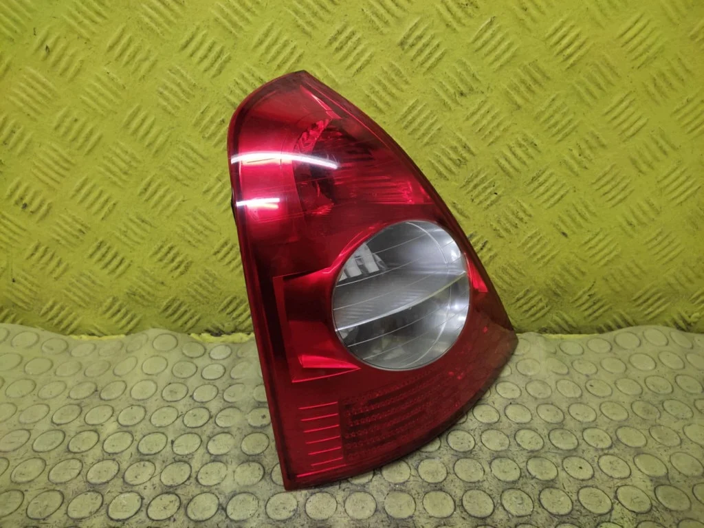 Rückleuchte links Renault Clio II 8200071413