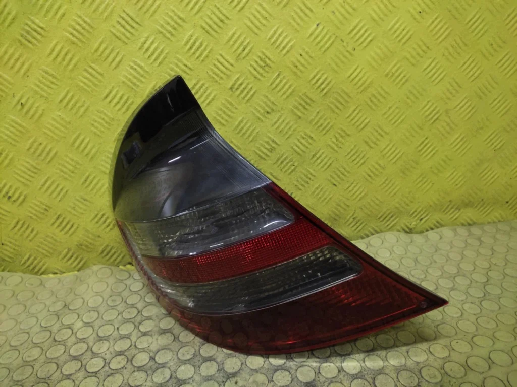 Lanterna Traseira Esquerda Mercedes-Benz Classe C W203 A2038202564