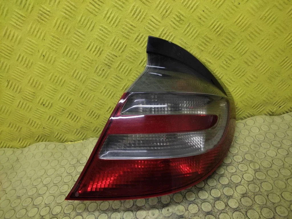 Lanterna Traseira Direita Mercedes-Benz Classe C W203 Coupé A2038202664