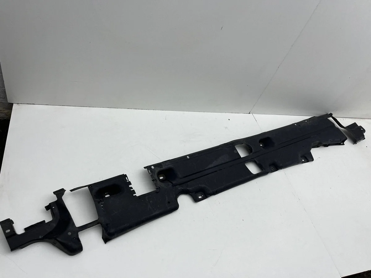 Suojus alusta oikea Audi Q7 4L 7L8825212D