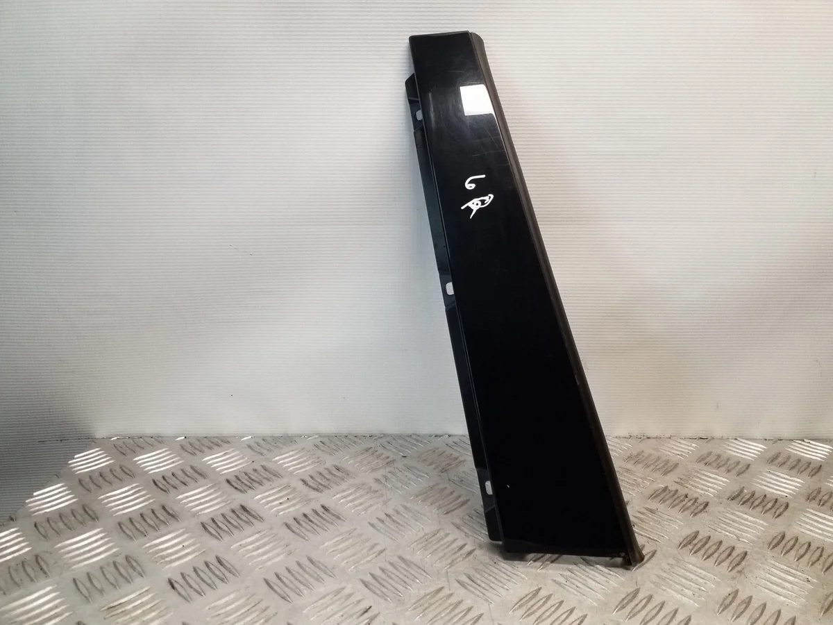 Volvo V40 takaluukun koristelista oikea 31385364