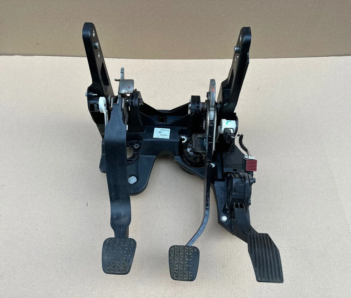 Pedais Acelerador, Embraiagem, Travão Opel Astra IV J 1.7 CDTI 13252175