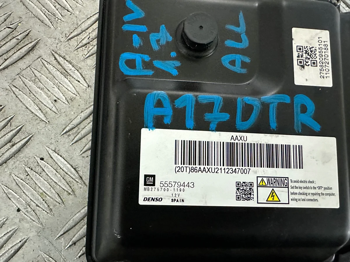 Engine Control Unit Opel Astra J 1.7 CDTI 55579443 image 4